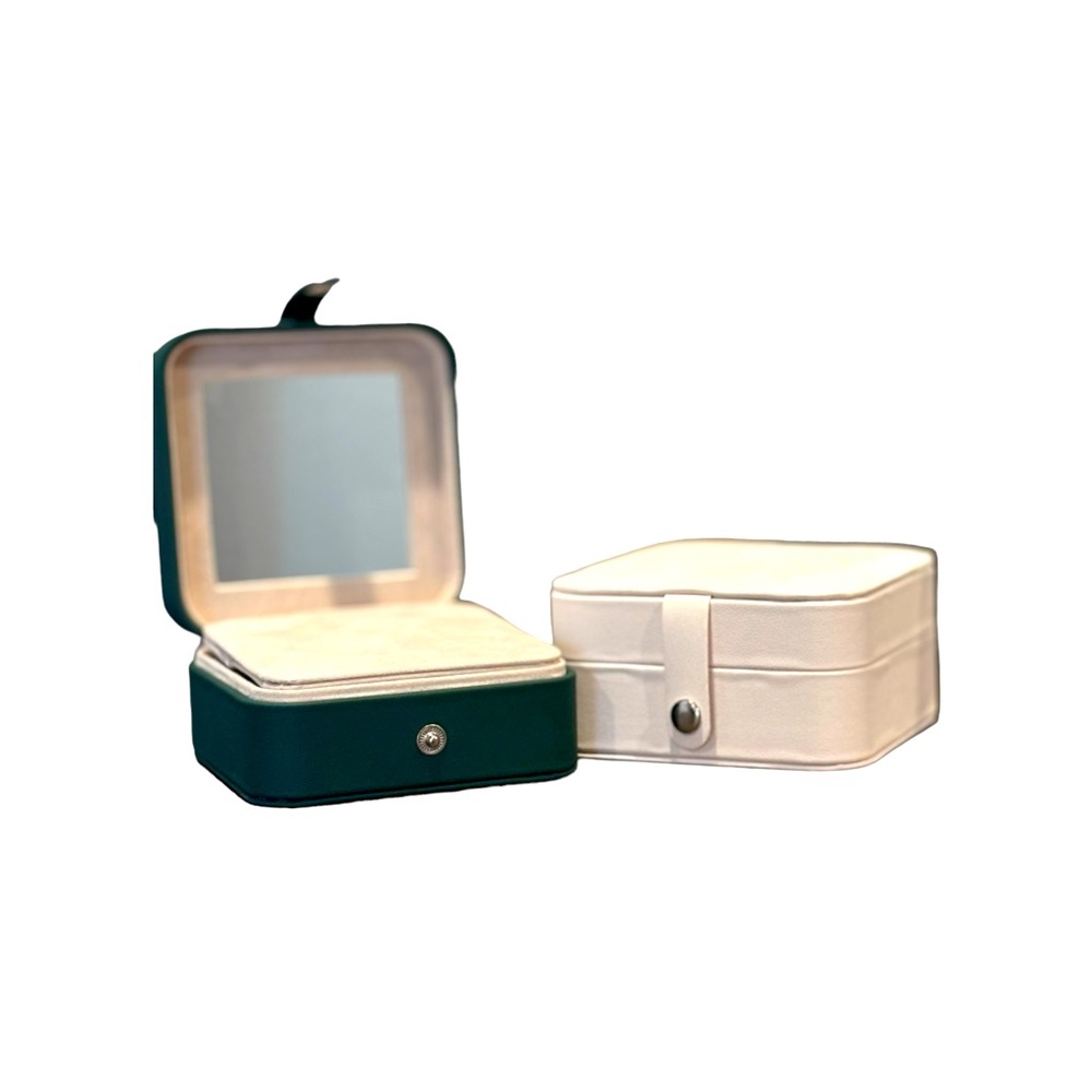 Portableโ jewelry box. New perfect for travel. 3.7โX3.7โ. 1 jewelry box